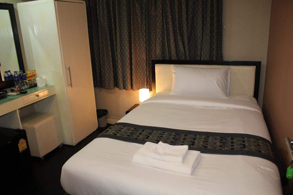Hotel V30 Sukhumvit Bangkok Esterno foto