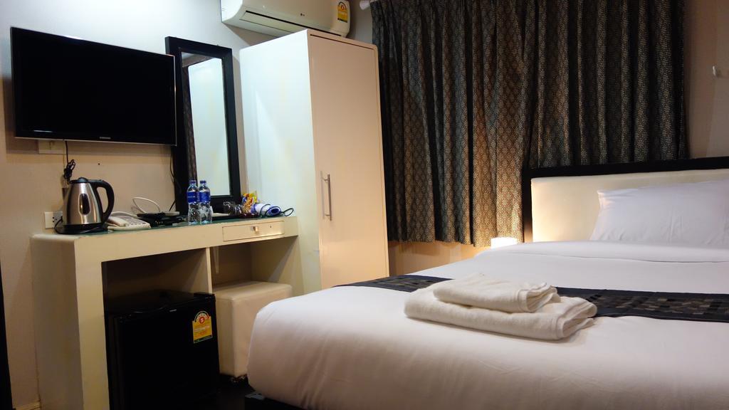 Hotel V30 Sukhumvit Bangkok Esterno foto